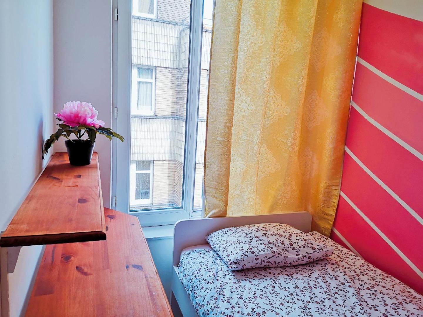 A Private Room For Backpacker Share Bathroom Брюксел Екстериор снимка
